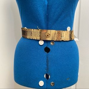 Vintage women gold tone metal stretch flower encrusted buckle. Size 27”. Used.